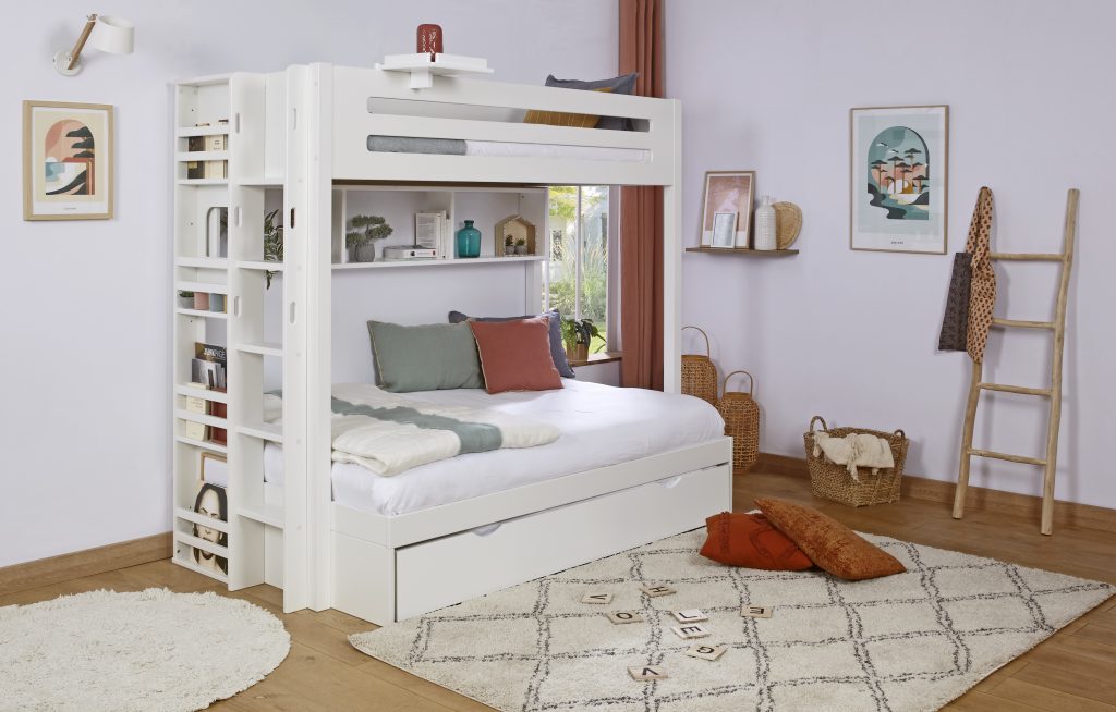 Photo d’un lit superposé blanc avec rangements intégrés dans une chambre d’enfant lumineuse et décorée dans un style moderne.