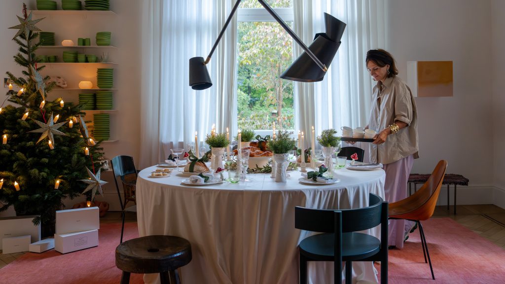 Mobilier et accessoires Serax intégrés dans un intérieur contemporain, avec un agencement équilibré des matières et des volumes.