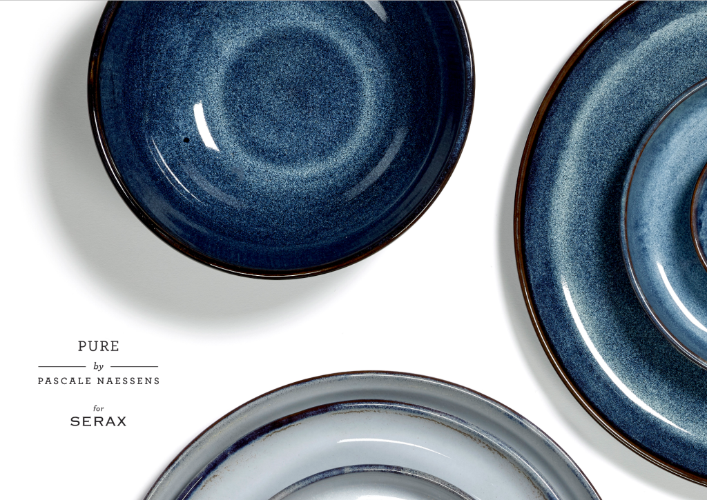 Mobilier Serax associé à des pièces d’arts de la table en céramique, présenté dans un intérieur contemporain et chaleureux.